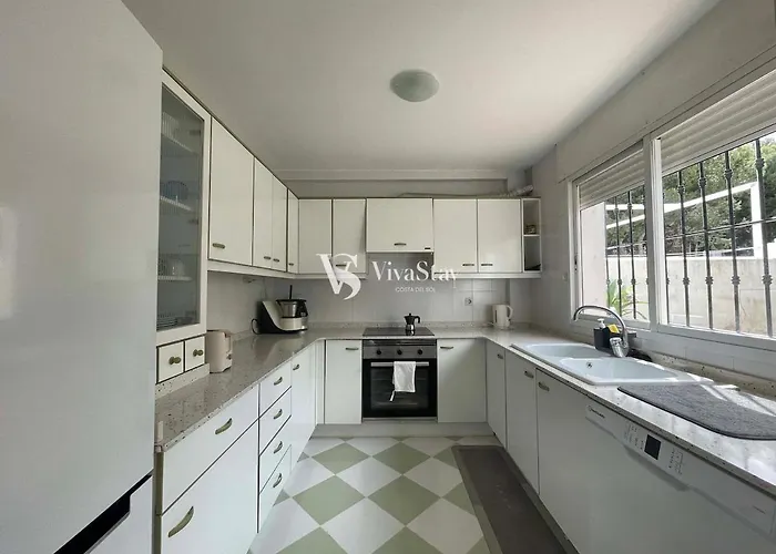 Дом отдыха Torremolinos Sea View Townhouse, Pool, Bbq & Workspace - Magnolia Properties Торремолинос